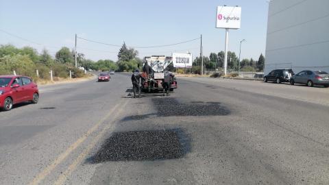 Implementa policía de Apizaco operativo de vialidad por de bacheo en la salida a Huamantla imagen 2