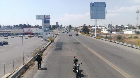 Implementa policía de Apizaco operativo de vialidad por de bacheo en la salida a Huamantla imagen 3