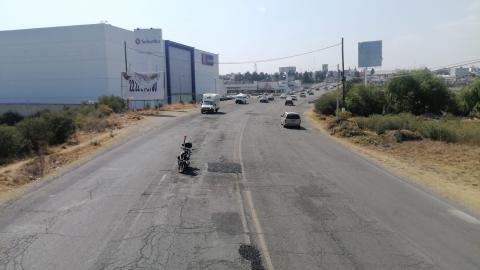 Implementa policía de Apizaco operativo de vialidad por de bacheo en la salida a Huamantla imagen 4