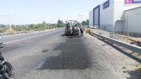 Implementa policía de Apizaco operativo de vialidad por de bacheo en la salida a Huamantla imagen 5