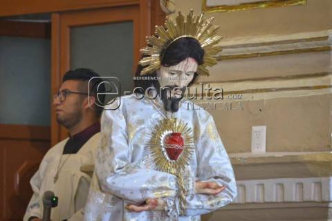 Celebración Sagrada: Unión y Reflexión bajo la Tutela Episcopal imagen 4