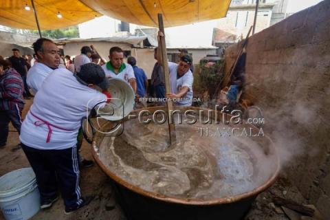 Realizan mole prieto en Santa Cruz Guadalupe en honor a Padre Jesús del Convento imagen 5