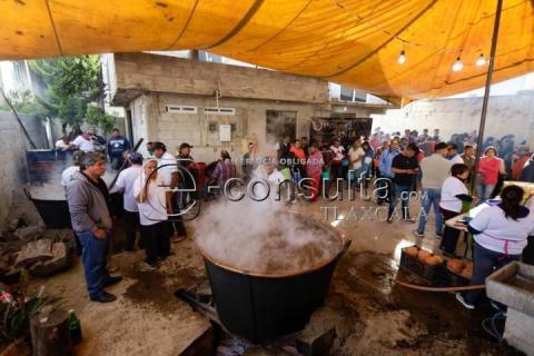 Realizan mole prieto en Santa Cruz Guadalupe en honor a Padre Jesús del Convento imagen 6