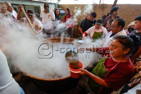 Realizan mole prieto en Santa Cruz Guadalupe en honor a Padre Jesús del Convento imagen 7