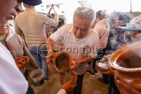 Realizan mole prieto en Santa Cruz Guadalupe en honor a Padre Jesús del Convento imagen 10