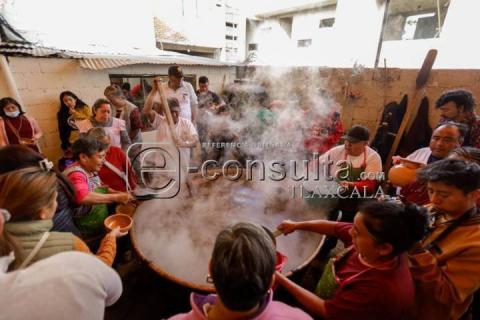 Realizan mole prieto en Santa Cruz Guadalupe en honor a Padre Jesús del Convento imagen 11
