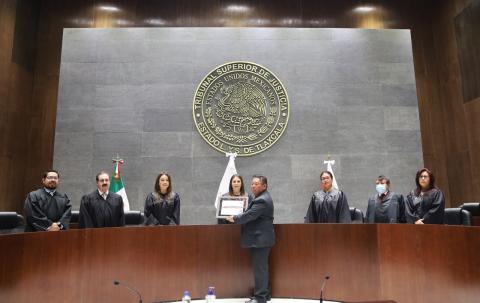 Reconoce Magistrada Anel Bañuelos Meneses trayectoria y aportación profesional de Secretario de Acuerdos de Juzgado imagen 4