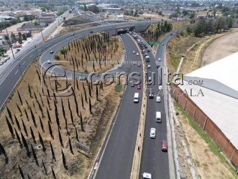 Carga pesada de tráfico a la altura de la vía corta en Santa Ana Chiautempan imagen 3