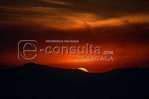 Con un sol rojo intenso se despide el día en Tlaxcala imagen 1
