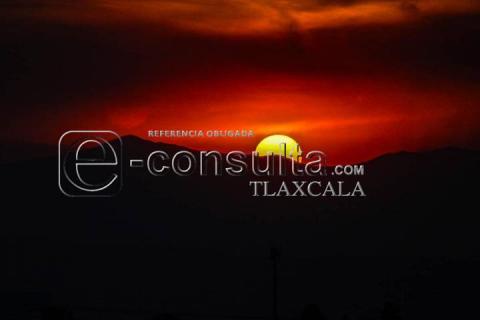 Con un sol rojo intenso se despide el día en Tlaxcala imagen 2