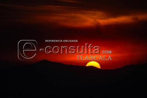 Con un sol rojo intenso se despide el día en Tlaxcala imagen 4