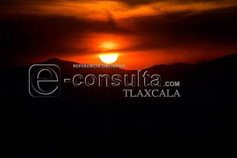 Con un sol rojo intenso se despide el día en Tlaxcala imagen 6