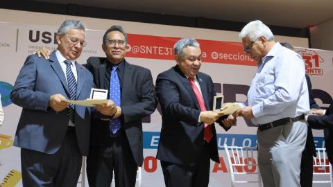 Entrega gobierno lorenista reconocimientos a maestros de la sección 31 del SNTE imagen 3