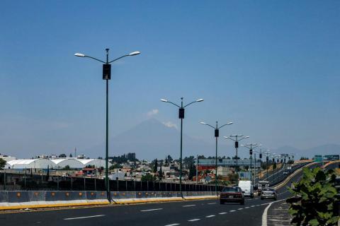 Vandalizada luminaria en libramiento de Tlaxcala a la altura de Santa Ana Chiautempan imagen 1