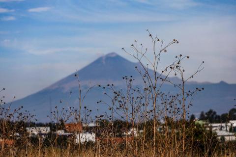 Cielo despejado permite apreciar al volcán Popocatépetl imagen 1