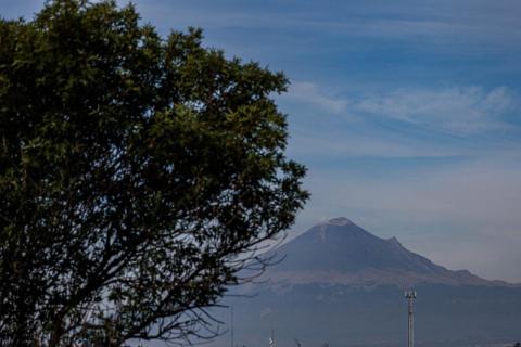 Cielo despejado permite apreciar al volcán Popocatépetl imagen 5
