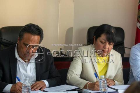 Firma de convenio entre la IAIP y la UPET imagen 3