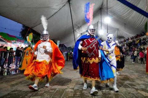 Se presenta danza de Moros y Cristianos en San Juan Totolac imagen 1