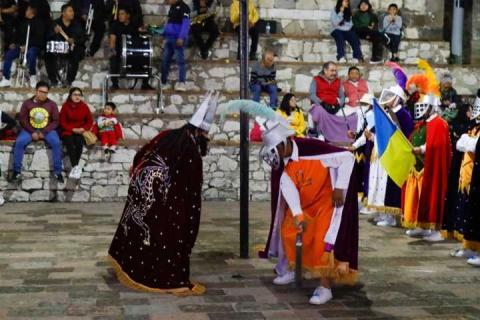 Se presenta danza de Moros y Cristianos en San Juan Totolac imagen 2