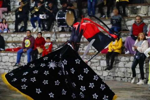 Se presenta danza de Moros y Cristianos en San Juan Totolac imagen 3