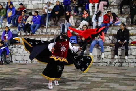 Se presenta danza de Moros y Cristianos en San Juan Totolac imagen 4