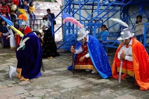 Se presenta danza de Moros y Cristianos en San Juan Totolac imagen 5