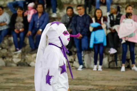 Se presenta danza de Moros y Cristianos en San Juan Totolac imagen 6