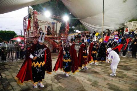 Se presenta danza de Moros y Cristianos en San Juan Totolac imagen 8