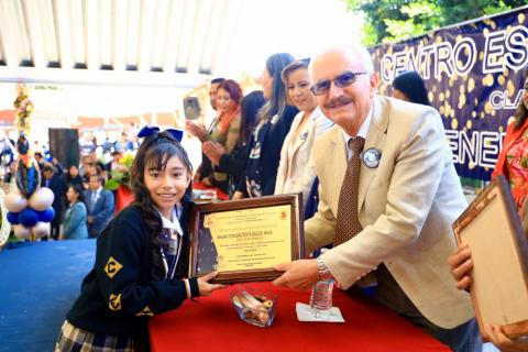Gustavo Jiménez Romero, Alcalde de Chiautempan asiste a la graduación de alumnos del centro escolar imagen 6