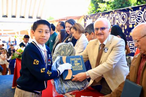 Gustavo Jiménez Romero, Alcalde de Chiautempan asiste a la graduación de alumnos del centro escolar imagen 4