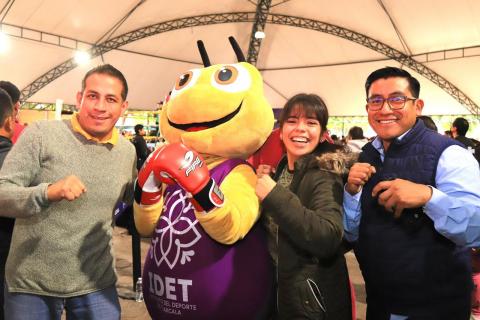 Jóvenes, familias y adultos mayores disfrutan de sesión masiva de boxeo fitness imagen 3