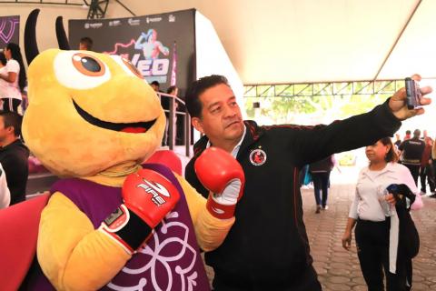 Jóvenes, familias y adultos mayores disfrutan de sesión masiva de boxeo fitness imagen 9