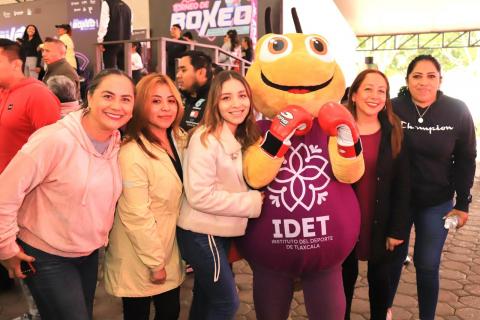 Jóvenes, familias y adultos mayores disfrutan de sesión masiva de boxeo fitness imagen 4