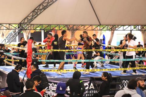 Jóvenes, familias y adultos mayores disfrutan de sesión masiva de boxeo fitness imagen 2