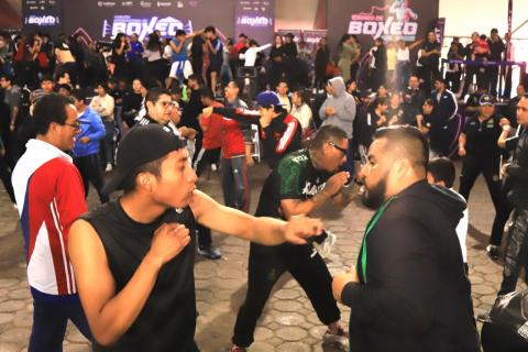 Jóvenes, familias y adultos mayores disfrutan de sesión masiva de boxeo fitness imagen 6