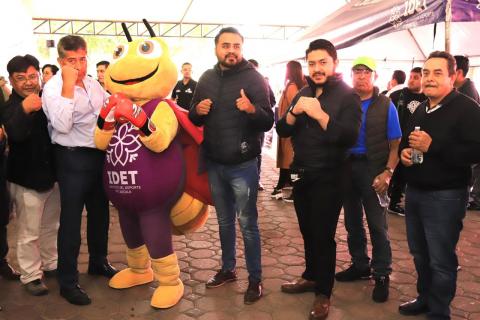 Jóvenes, familias y adultos mayores disfrutan de sesión masiva de boxeo fitness imagen 5