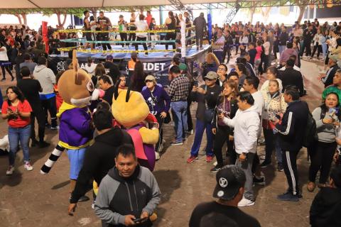 Jóvenes, familias y adultos mayores disfrutan de sesión masiva de boxeo fitness imagen 1