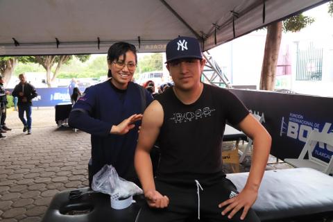 Jóvenes, familias y adultos mayores disfrutan de sesión masiva de boxeo fitness imagen 8