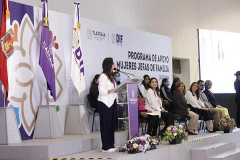 Entregan Gobierno y SEDIF paquetes de emprendimiento a mujeres jefas de familia imagen 7