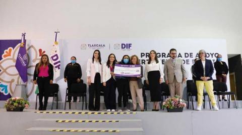 Entregan Gobierno y SEDIF paquetes de emprendimiento a mujeres jefas de familia imagen 6