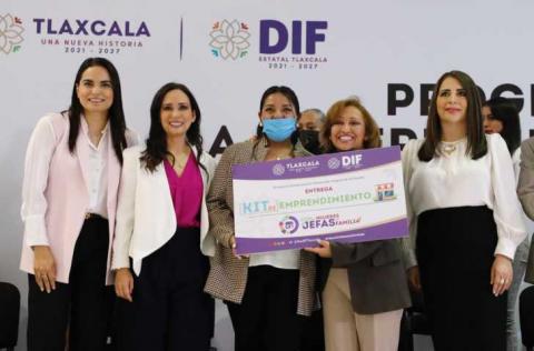 Entregan Gobierno y SEDIF paquetes de emprendimiento a mujeres jefas de familia imagen 11