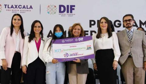 Entregan Gobierno y SEDIF paquetes de emprendimiento a mujeres jefas de familia imagen 5