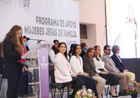 Entregan Gobierno y SEDIF paquetes de emprendimiento a mujeres jefas de familia imagen 8