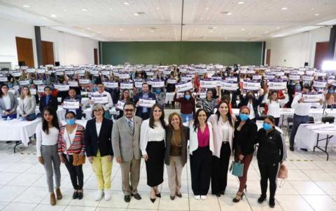 Entregan Gobierno y SEDIF paquetes de emprendimiento a mujeres jefas de familia imagen 1