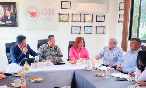 Se reúne titular de la SEGOB con transportistas pertenecientes a la Amotac imagen 2