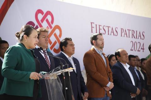 Inician fiestas patrias en Chiautempan, Blanca Angulo encabeza colocación de bandos imagen 7