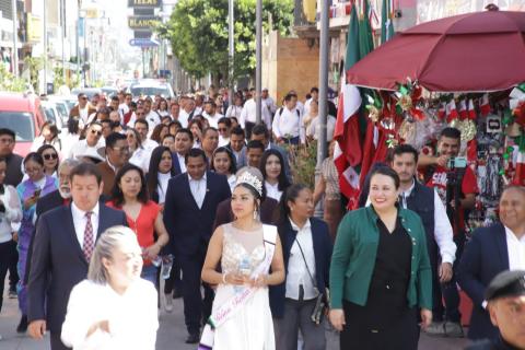 Inician fiestas patrias en Chiautempan, Blanca Angulo encabeza colocación de bandos imagen 1