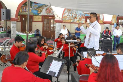 Inician fiestas patrias en Chiautempan, Blanca Angulo encabeza colocación de bandos imagen 3