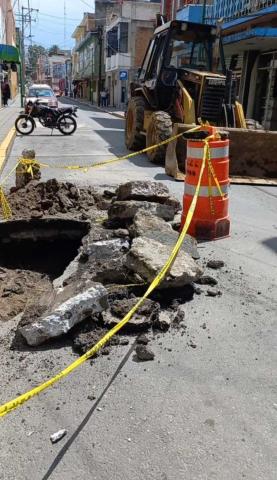 Reparan socavón en centro de Santa Ana, permanecerá cerrada la vialidad tres días imagen 2
