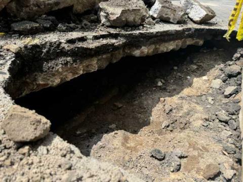 Reparan socavón en centro de Santa Ana, permanecerá cerrada la vialidad tres días imagen 1